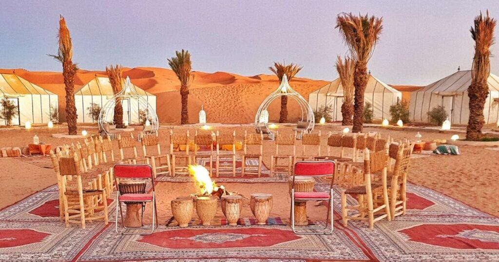 Campamento en el desierto de Marruecos con dunas al fondo