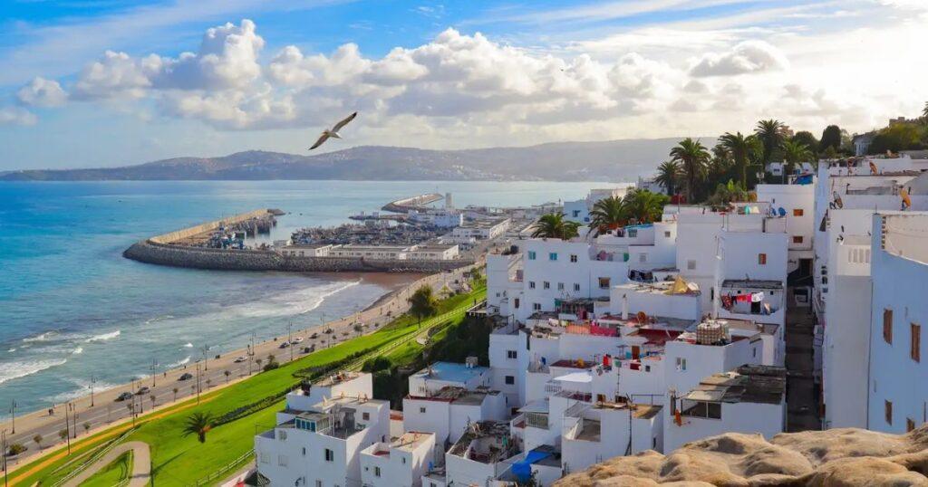Vista de Tánger con el mar y las casas blancas al fondo