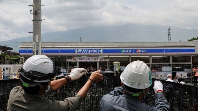 Japón coloca una pantalla antituristas para impedir selfies con el Monte Fuji