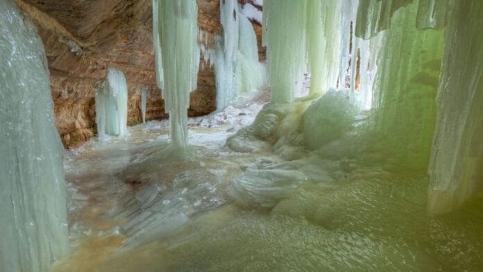 Cómo llegar a las Cuevas de Hielo de Eben: Un tesoro invernal en la península superior de Michigan