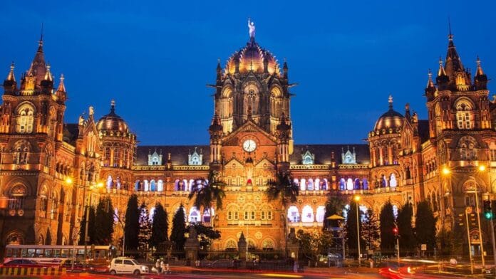 Chhatrapati Shivaji Terminus No te pierdas la estación de tren que no sabras si es un castillo o un palacio real y es Patrimonio de la Humanidad por la UNESCO.