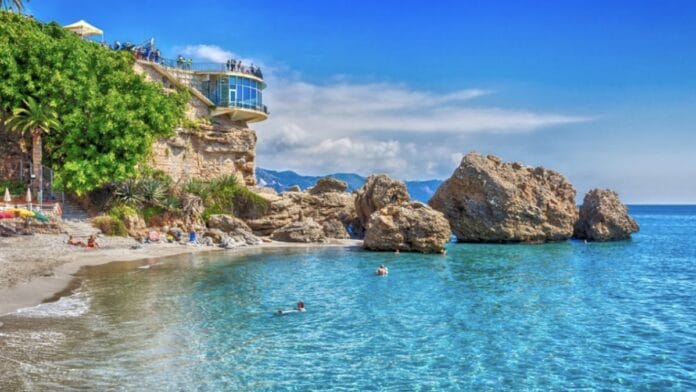 la costa del sol Las 23 mejores playas de la Costa del Sol para disfrutar del mar, el sol y la buena vida.