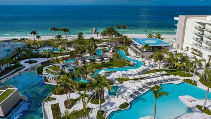Este resort de Florida es uno de los mejores del mundo: tiene una piscina de 2 millones de litros de agua salada y una playa de arena blanca