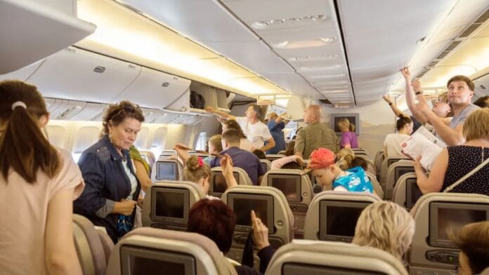 Este país europeo impone multas de hasta 70 dólares (62 euros) por levantarse antes de tiempo en el avión.