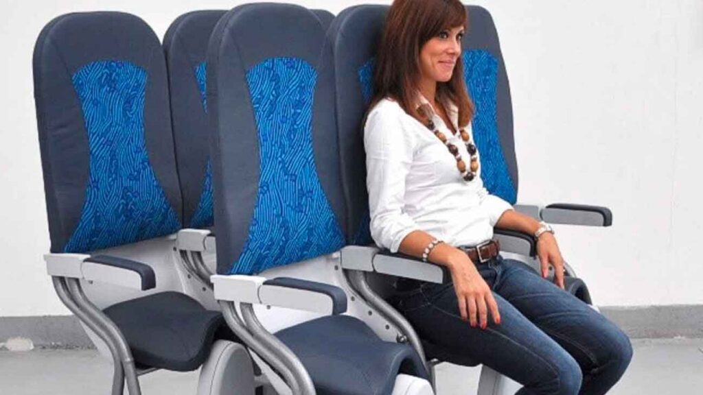 pasajero en asiento vertical avion