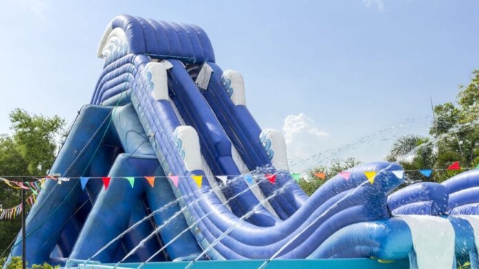 Reabre en 2025 el parque acuático hinchable más grande de España: más de 17.000 m² para refrescarse