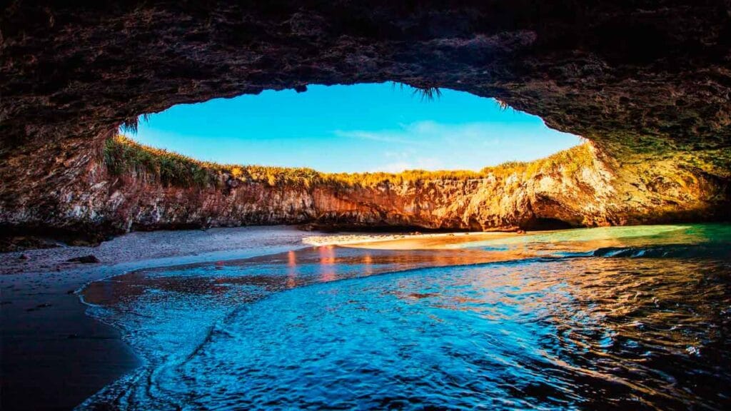 playa escondida playa amor islas marietas mexico