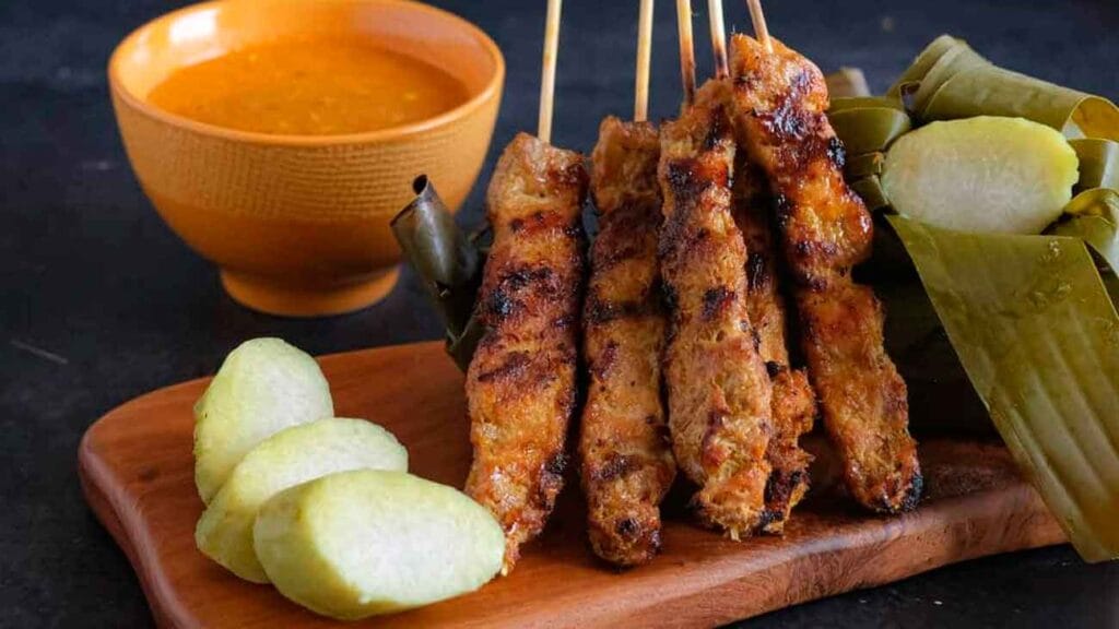 Satay de pollo