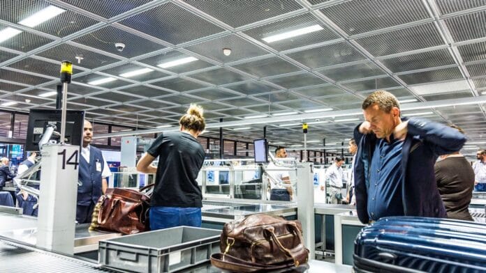 La TSA confisca estos accesorios de viaje comunes sin previo aviso en los aeropuertos