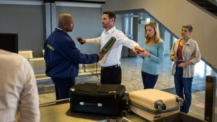 La TSA lo advierte: prohíben este modelo de teléfono en todos los aviones