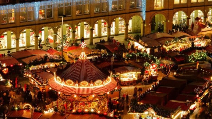 15-mejores-mercados-navidad-espana-luces-artesania Casetas de madera iluminadas en mercado de Navidad de España: plan de ocio y artesanía.