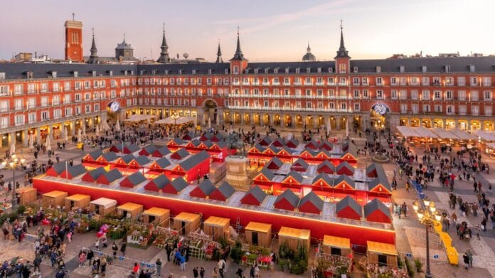 La Plaza Mayor de Madrid se prepara para el mercadillo navideño más emblemático de España