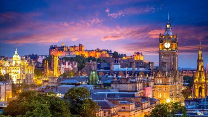 Castillo de Edimburgo con vistas panorámicas sobre la Old Town en la capital de Escocia