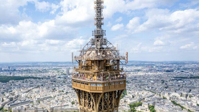 Vista desde la cima de la Torre Eiffel en París con panorámica de la ciudad