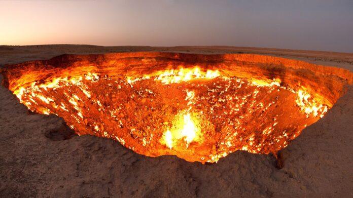 Cráter de Darvazá ardiendo en el desierto de Karakum en Turkmenistán conocido como las Puertas del Infierno