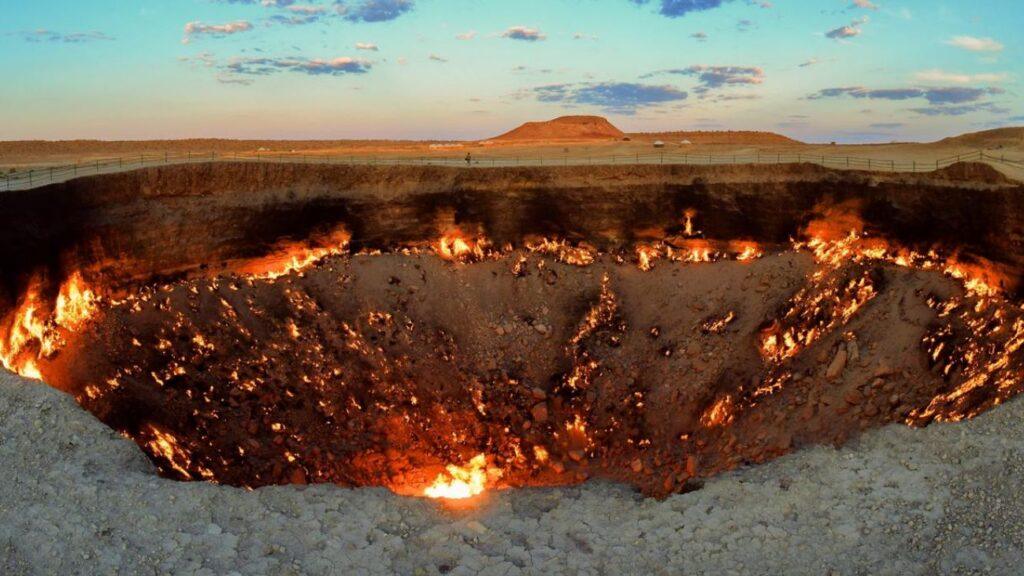 El cráter de Darvazá ardiendo desde hace más de medio siglo