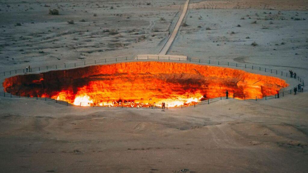El cráter de Darvazá es considerado uno de los lugares más peligrosos del mundo
