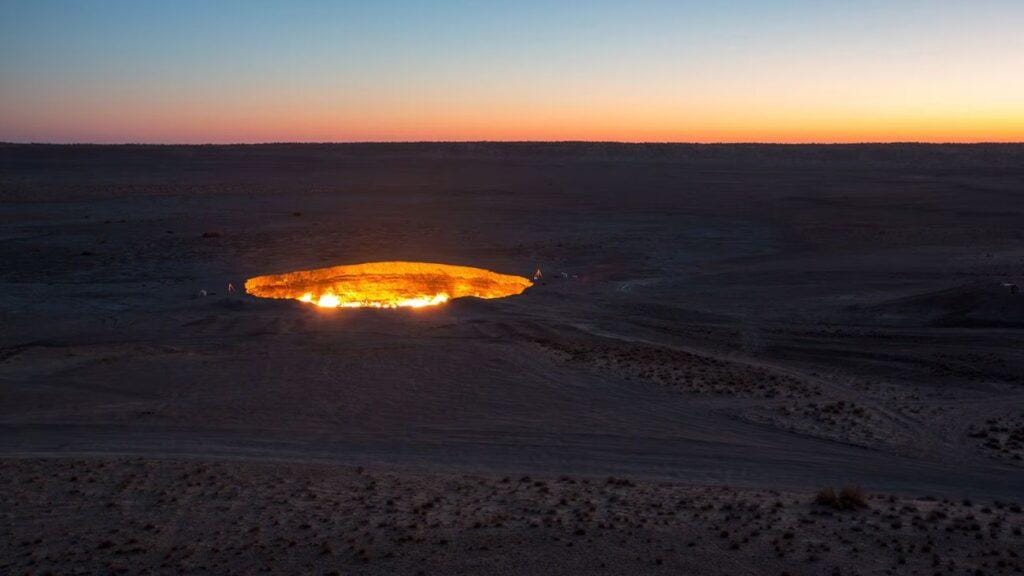 Vista al atardecer del cráter de Darvazá