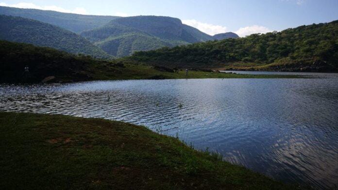 Vista aérea del Lago Fundudzi, un lago sagrado rodeado de montañas y vegetación en la provincia de Limpopo, Sudáfrica. Destino turístico espiritual y natural.