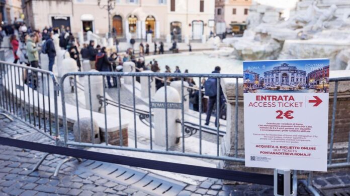Acceso de pago a la Fontana di Trevi con entrada de 2 euros y vallas para controlar el turismo