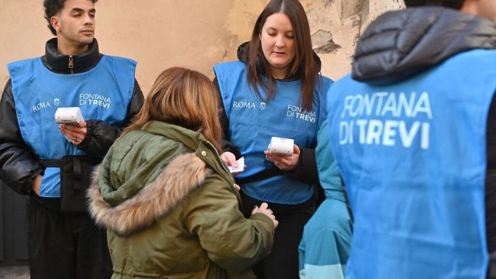 Personal encargado de cobrar la entrada a la Fontana Di Trevi