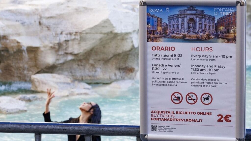 Mujer lanzando una moneda a la Fontana Di Trevi