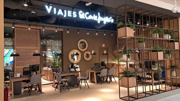 Mostrador moderno de la agencia de Viajes El Corte Inglés con mesas de atención al cliente y decoración interior renovada