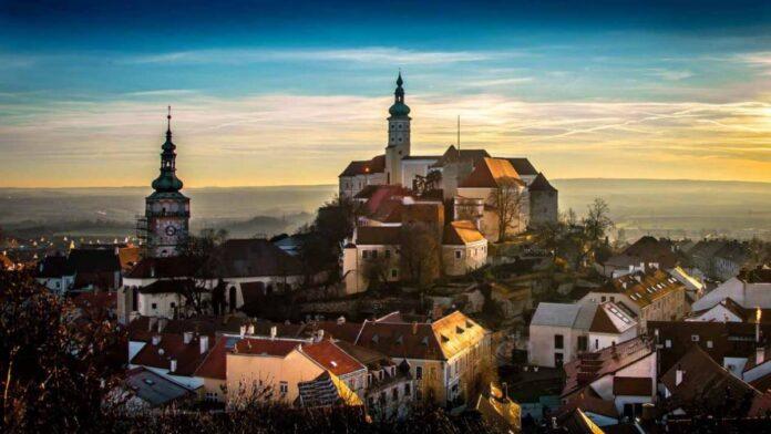 vista-panoramica-mikulov-historia-castillo-y-viñedos Vista panorámica de Mikulov en Moravia del Sur con su castillo histórico y viñedos tradicionales