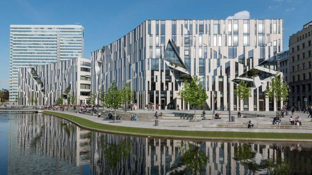 Hofgarten y el K20 Kunstsammlung Nordrhein Westfalen, junto a la Kunsthalle y el moderno Ko Bogen