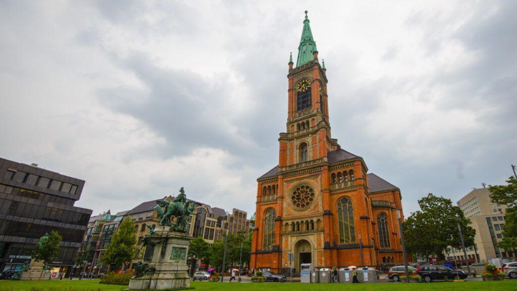 Iglesia evangélica de San Juan y el Monumento a Bismarck