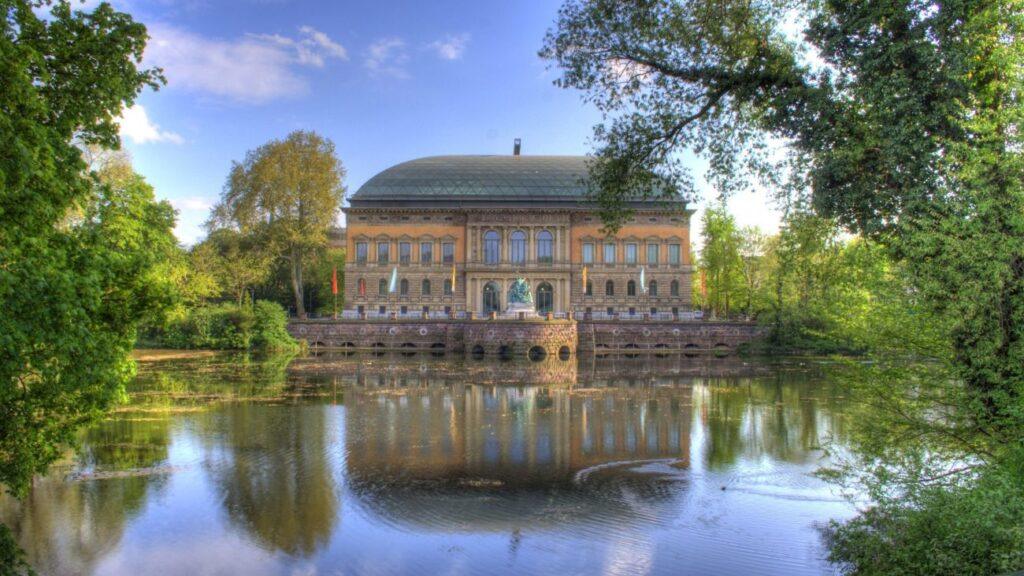 Lago Schwanenspiegel, donde se encuentra el K21 Kunstsammlung con colecciones de arte moderno