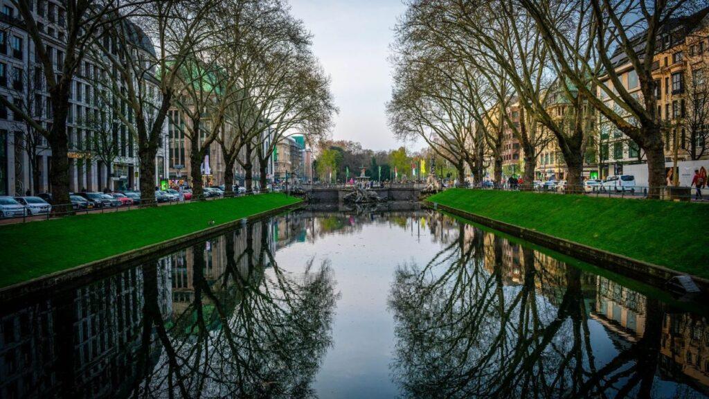 Konigsallee, bulevar elegante con canal, fuentes y establecimientos comerciales