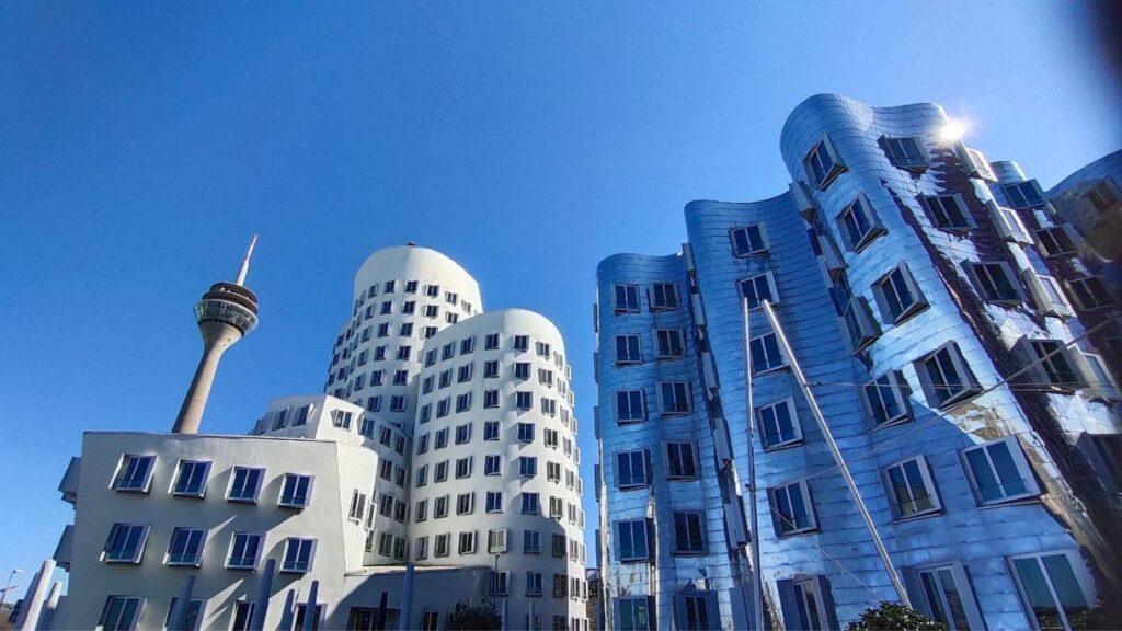 Medienhafen y el conjunto Neuer Zollhof, diseñado en los años 90 por Frank Gehry