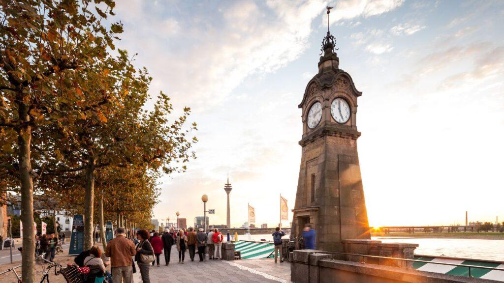 La Rheinuferpromenade junto al Rhin