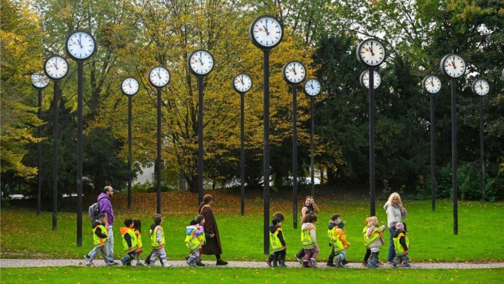 Zeitfeld en el parque Volksgarten, una instalación de 1987 con veinticuatro relojes sincronizados con el reloj atómico de Braunschweig